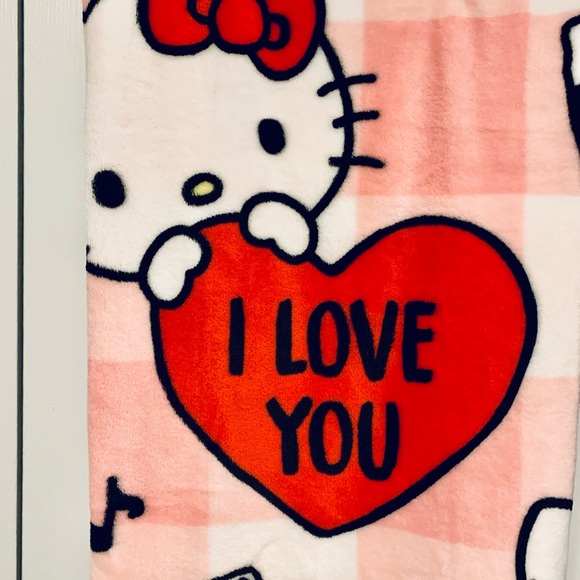 Hello Kitty Valentines blanket - Picture 3 of 6